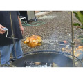 Barbecue à carbone à l&#39;extérieur avec rôtissoire